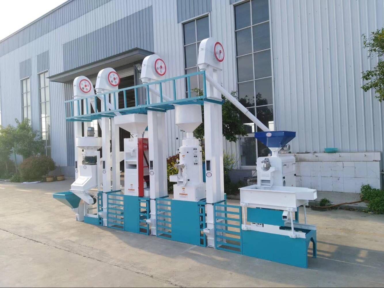 玉米加工設備的進料口為什么是個漏斗狀?(圖1) 玉米加工設備